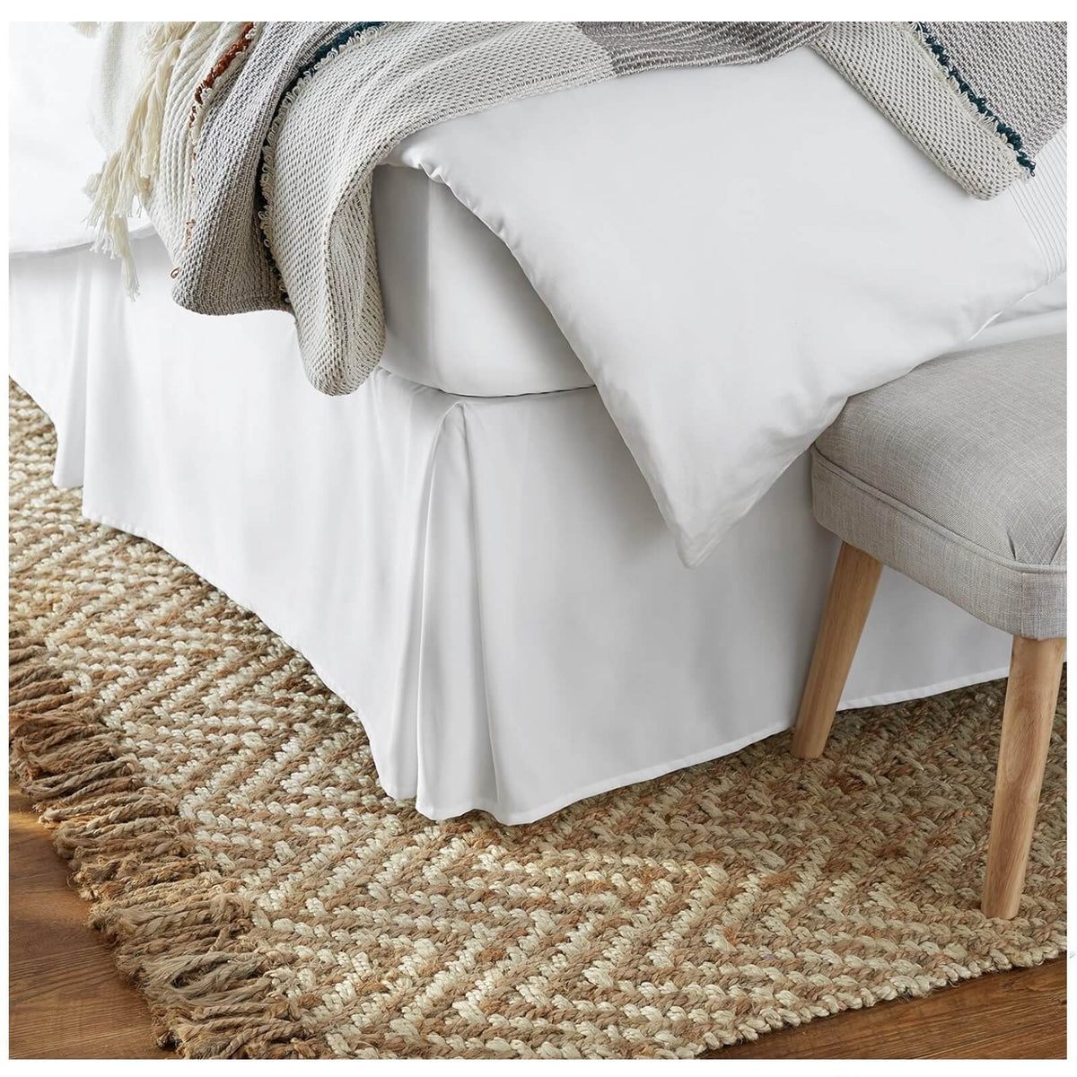 AmazonBasics Husa de Pat  cu Volane Alb Stralucitor 137 x 191 x 41 cm