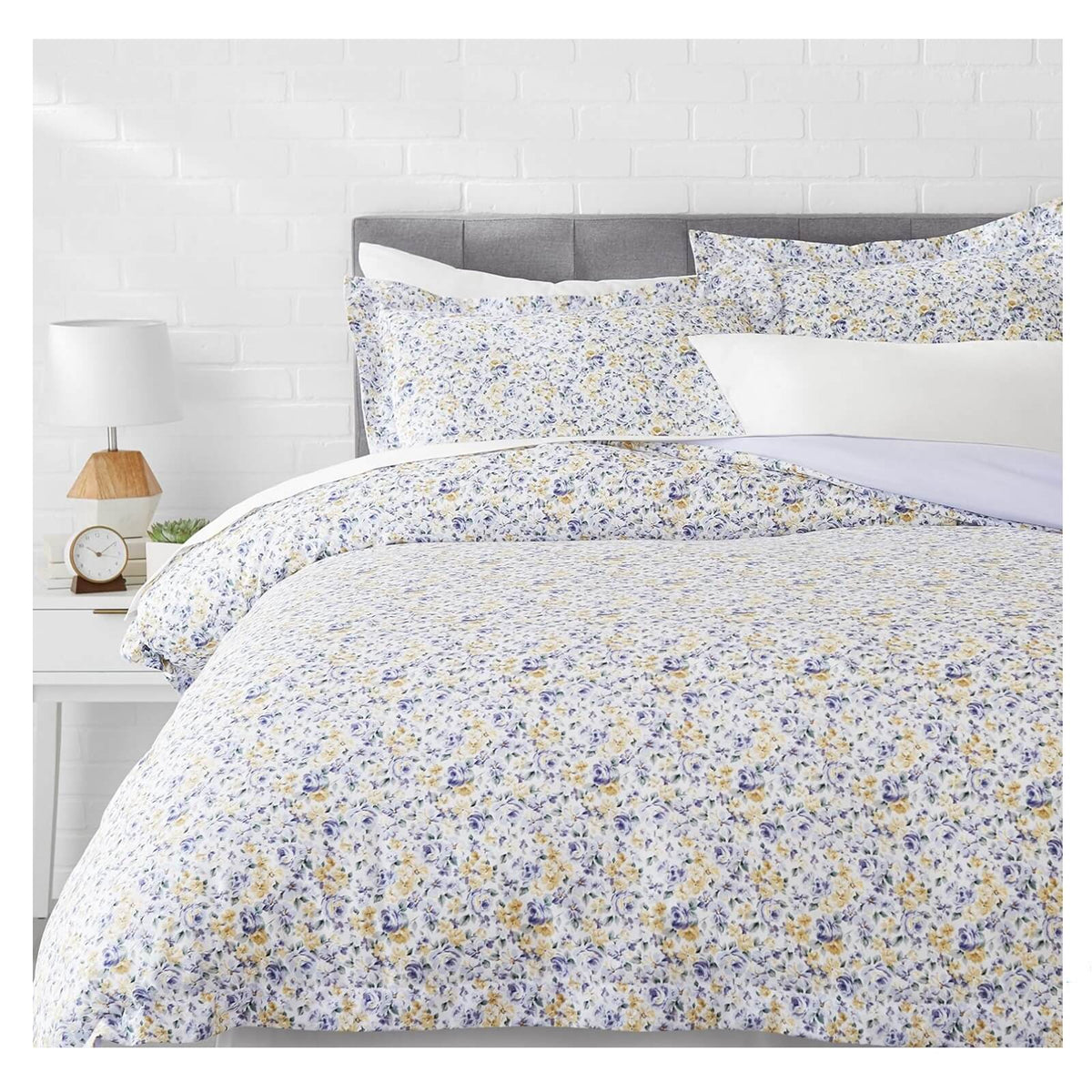 AmazonBasics Set Lenjerie de Pat Plic Pilota 224 x 224 si 2 Fete Perna 51 x 66 Albastru Floral