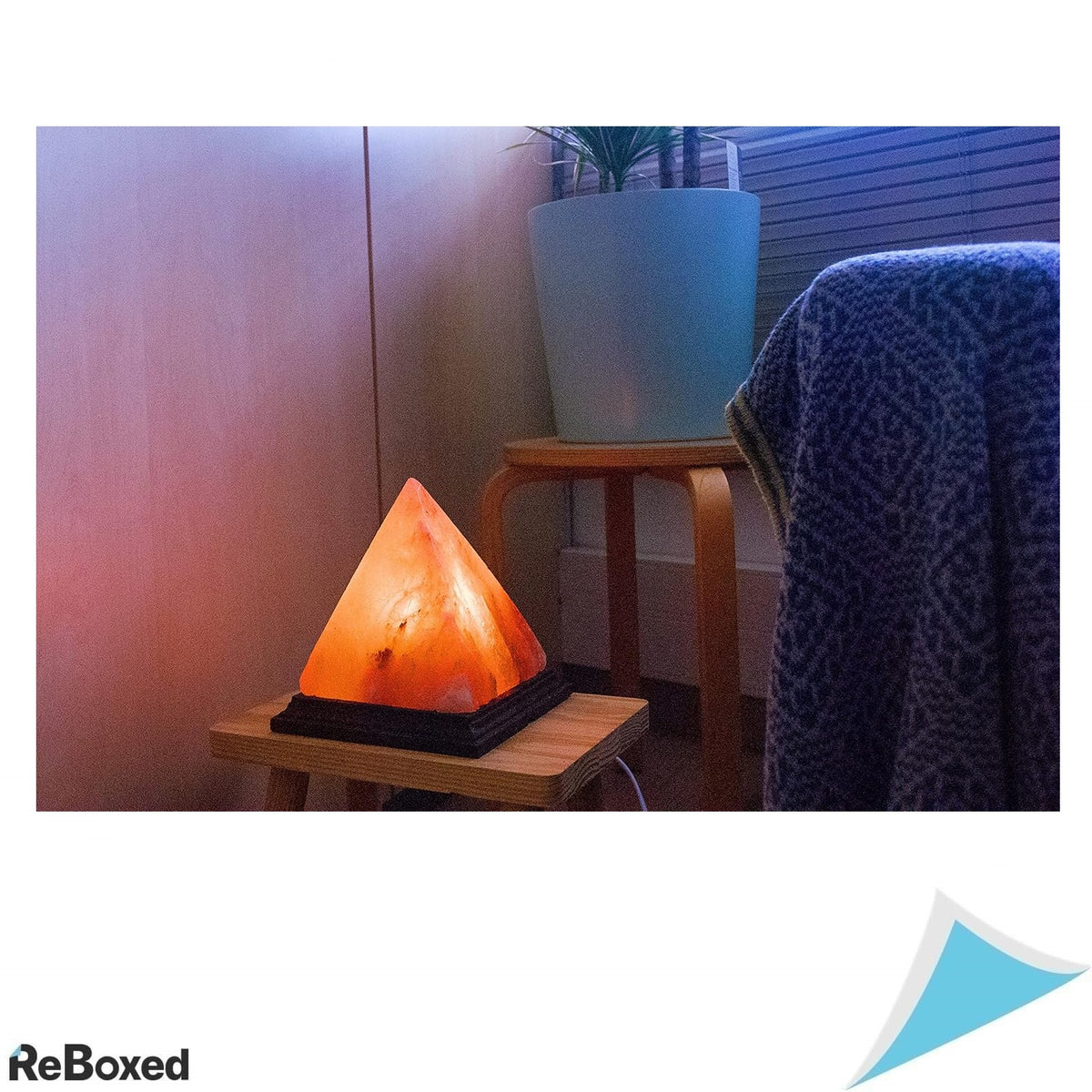 Lampa de Sare Himalaya in Forma de Piramida cu Baza din Lemn si Lumina Reglabila